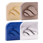 Piezas fabricadas con el logotipo de Craftcloud en distintos materiales y acabados